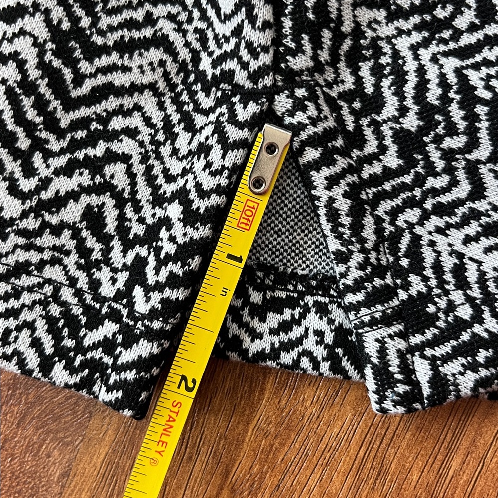 Like new Banana Republic black and white Monochrome Sleeveless Top - Picture 10 of 10